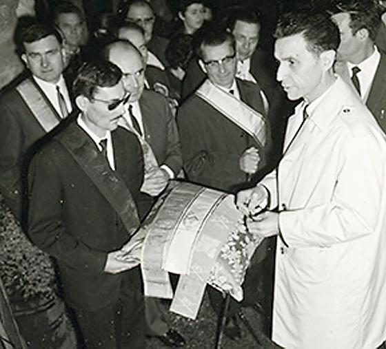 The mayor of Tours is given symbolic sashes on inauguration day 1968 ─ Photo DR