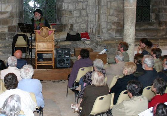 Conférence dans la salle capitulaire des Celliers Saint-Julien.