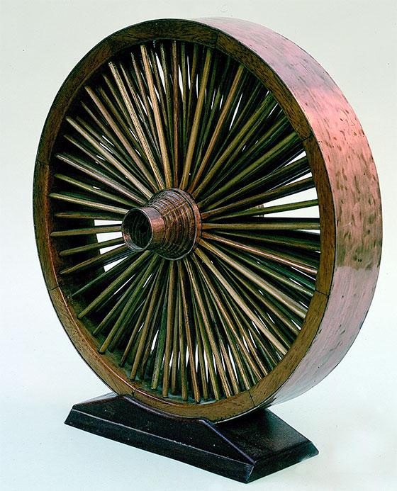 Impressive number of spokes in this wheel, masterpiece of a compagnon cartwright. ─ Photo R. Nourry